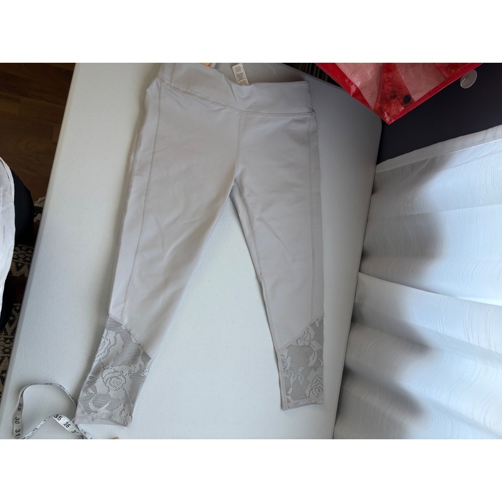 Fabletics High Waisted Lace Trim Capri Leggings Moisture Wicking Size M